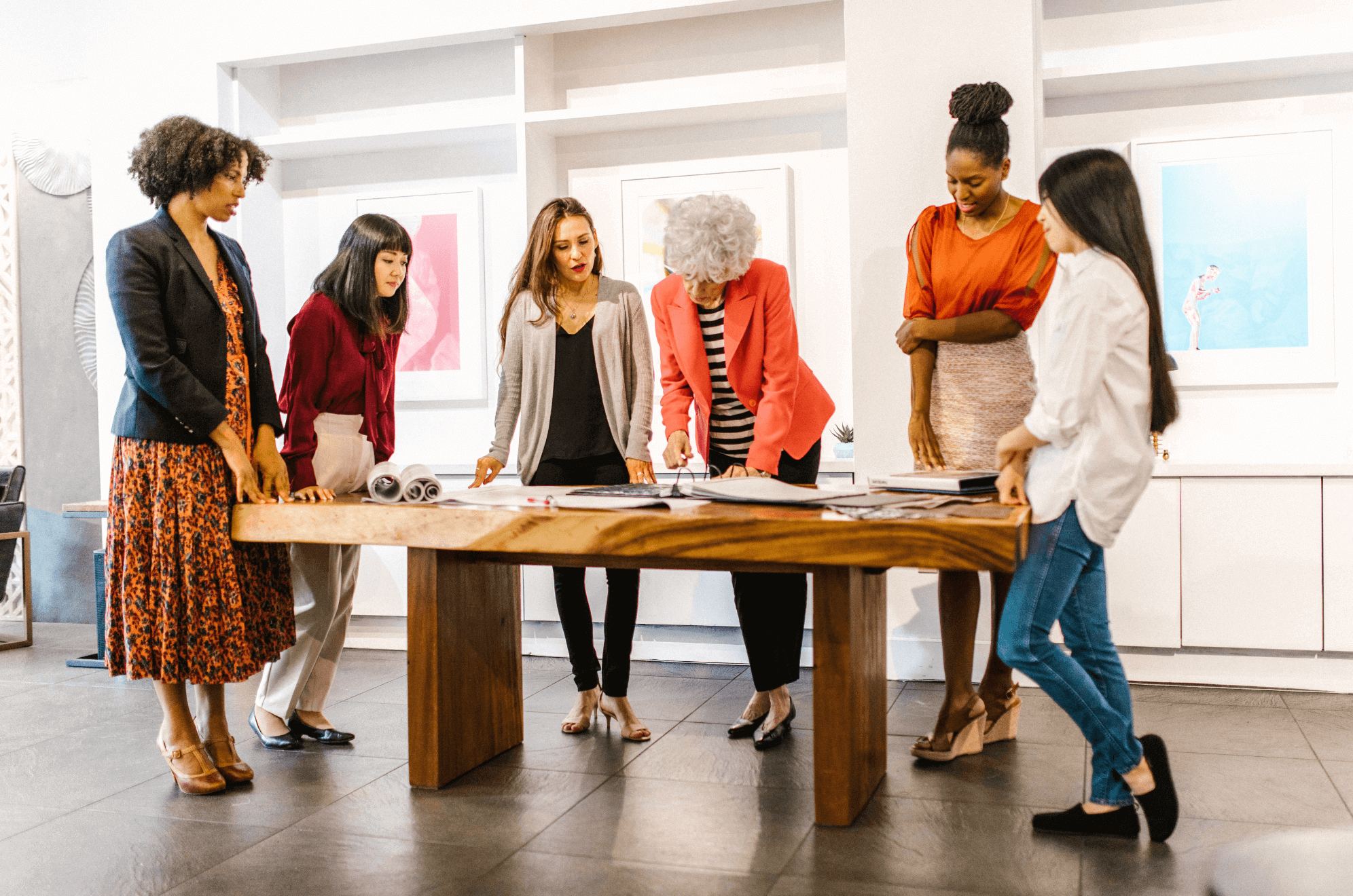 Frauen stehen um einen Tisch in einem Workshop